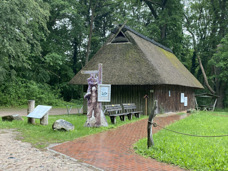 Haus mit Reetdach - Niederhaverbeck in der Lüneburger Heide am Leine-Heide-Radweg.