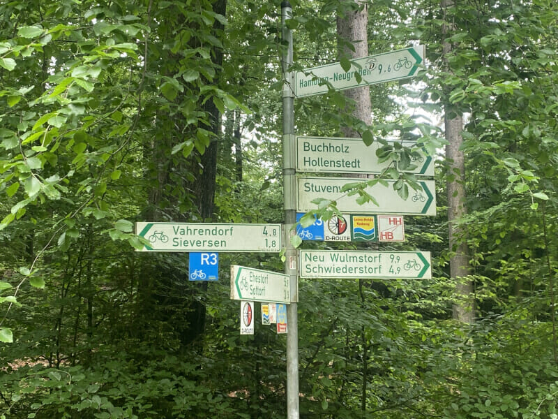 Schilderwald vor Sottorf am Leine-Heide-Radweg