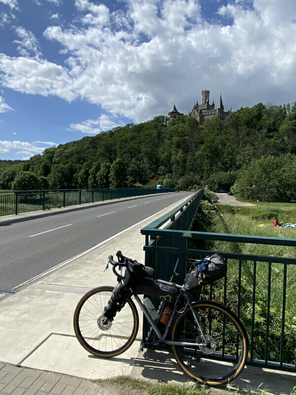 Schloss Marienburg in Pattensen von Weitem mit Gravelbike im Vordergrund.