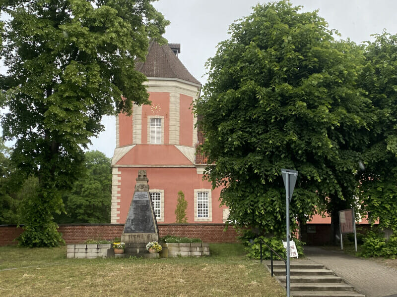 Kirche in Schloss Ricklingen. Am Leine-Heide-Radweg.