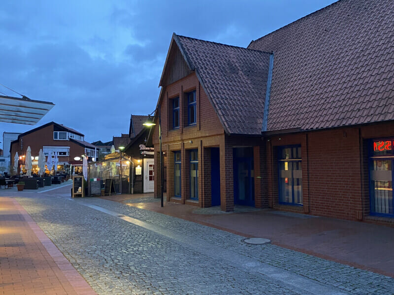 Soltau am Leine-Heide-Radweg in der Dämmerung.