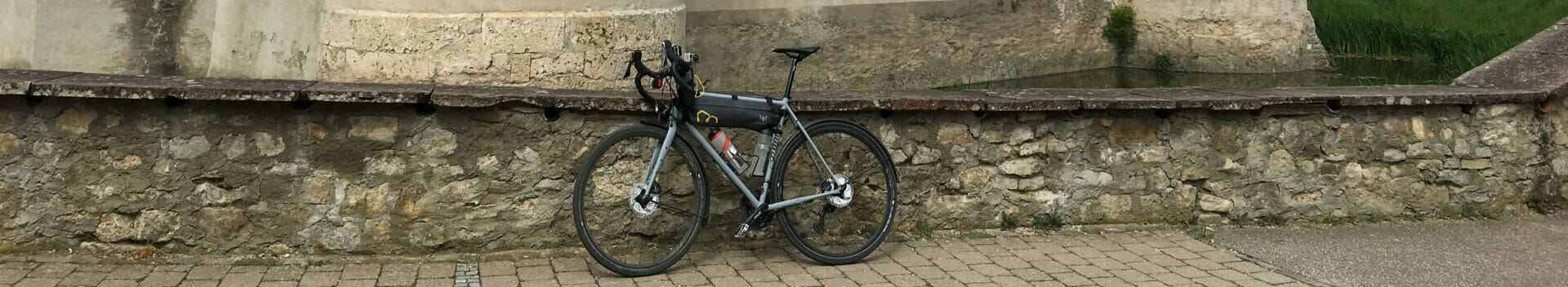 Drei-Täler-Radweg am Wasserschloss Glatt mit Gravelbike.
