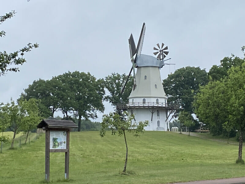 Weiße Windmühle Sprengel am Leine-Heide-Radweg.