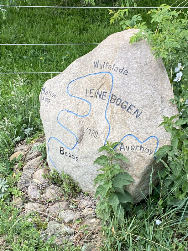 Wulfelade - Stein für den Leinebogen am Leine-Heide-Radweg.