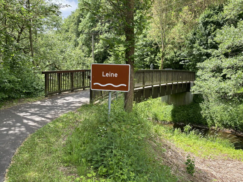 Leine-Brücke zwischen Uder und Arenshausen am Leine-Heide-Radweg.