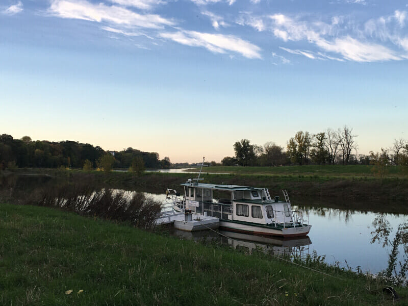 Schiff bei Belgern am Elberadweg.