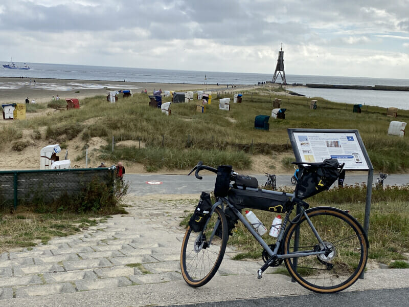 Kugelbacke Cuxhaven mit Gravelbike davor - Elberadweg.