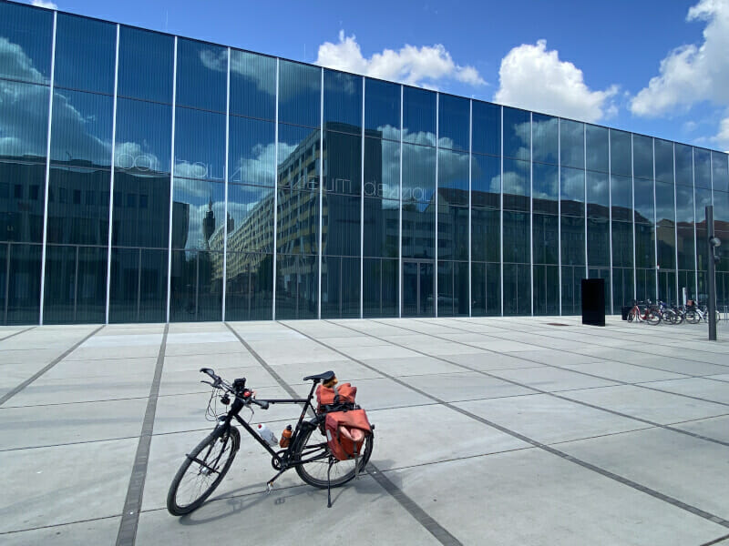 Bauhaus-Museum in Dessau mit Reiserad