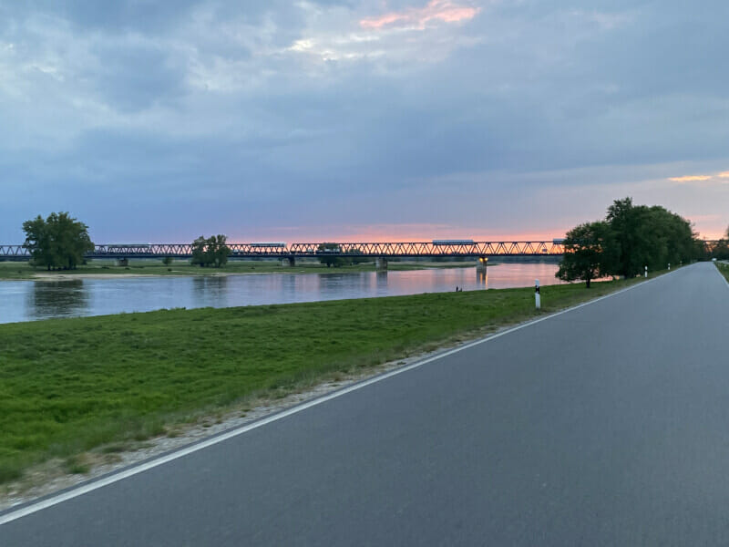 Eisenbahnbrücke in Wittenberge an der Elbe - Elberadweg