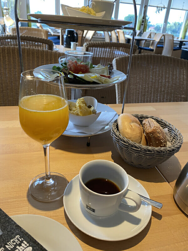 Fahrrad-Frühstück in Lauenburg zu mir genommen. Mit Kaffee, Brot, Käse, Marmelade und Orangensaft.
