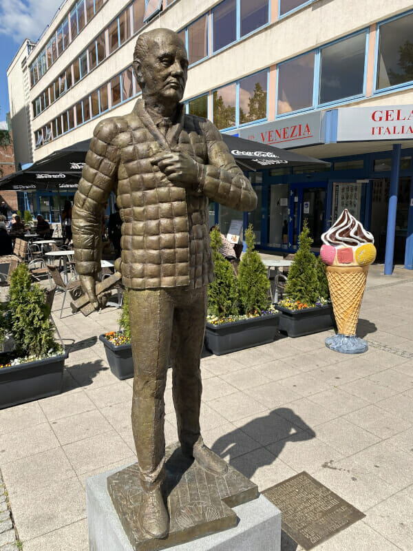 Gorbatschow-Statue in Dessau vor einer Eisdiele 2022.