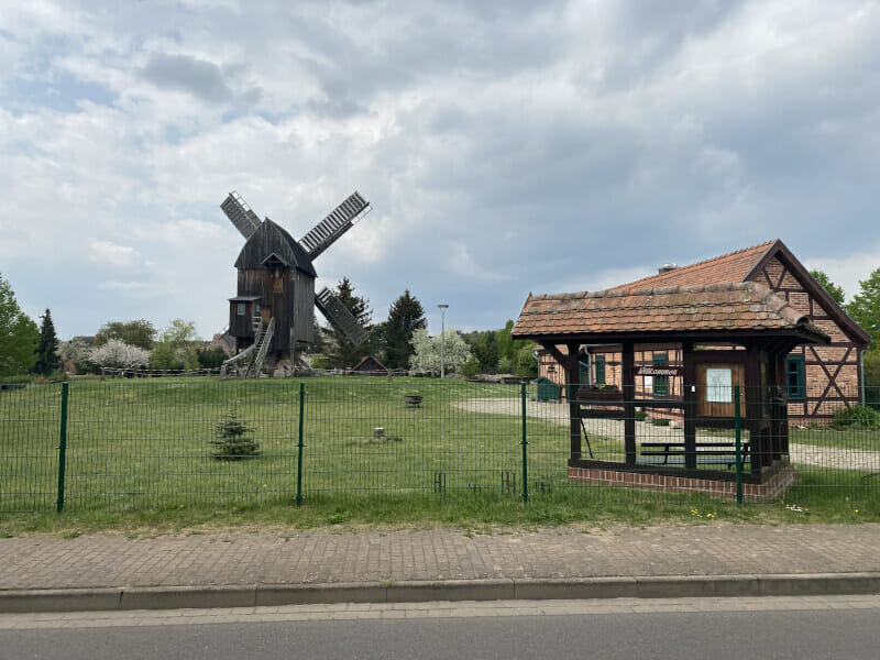 Windmühle aus Holz in Grieben – Elberadweg