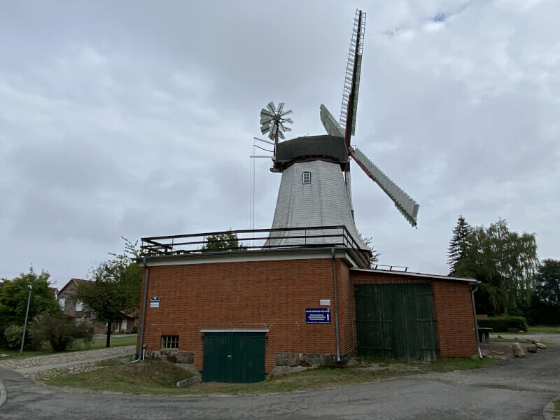 Windmühle bei Artlenburg am Elberadweg.