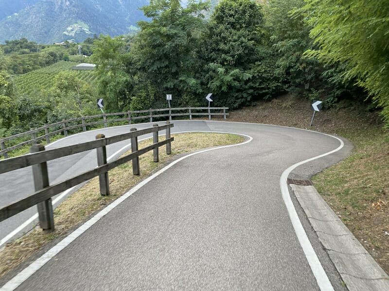 Eine von den sieben Kehren runter nach Meran – Via Claudia Augusta Radweg.