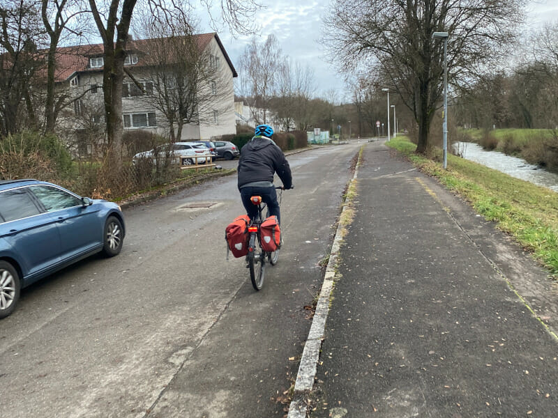 Abstand von 1,5 Meter zwischen Auto und Fahrrad sind richtig eingehalten...