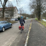 Richtiger Abstand zwischen Auto und Fahrrad - 1,5 Meter sind eingehalten