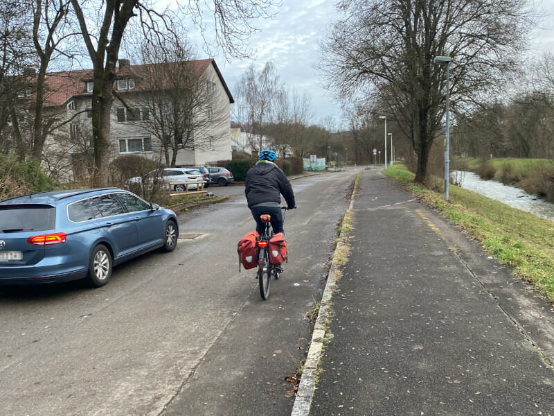 Richtiger Abstand zwischen Auto und Fahrrad - 1,5 Meter sind eingehalten