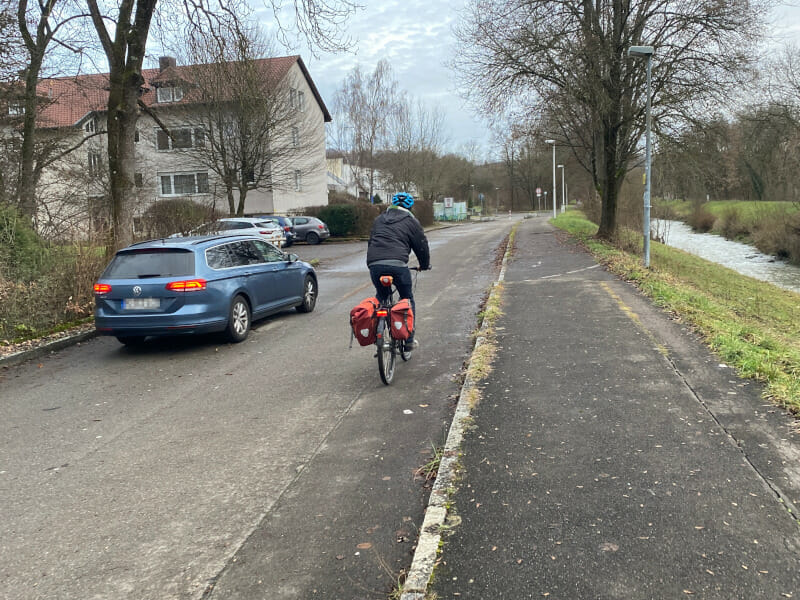 Auto ist weg, Abstand zum Fahrrad war richtig.
