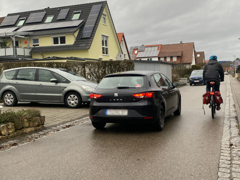 Abstand 1,5 Meter ist hier nicht richtig eingehalten. Zu knapp zwischen Auto und Fahrrad.