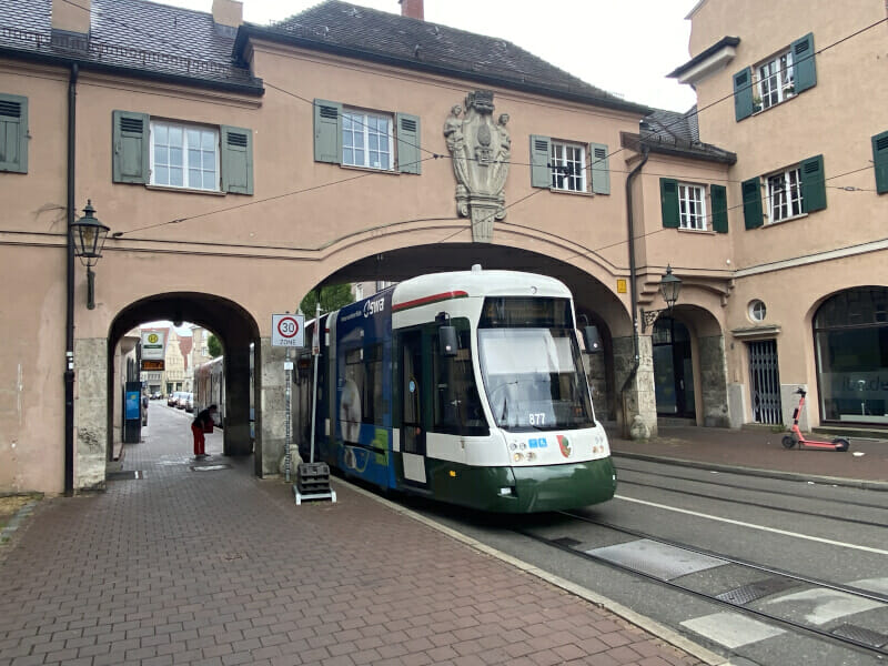 Augsburg Straßenbahn durchs Fischertor. Via Claudia Augusta Radweg.
