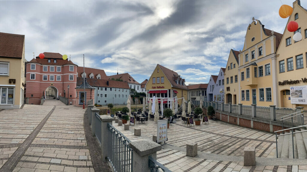 Rieder Tor und Innenstadt Donauwörth am Startpunkt des Via Claudia Augusta Radwegs.