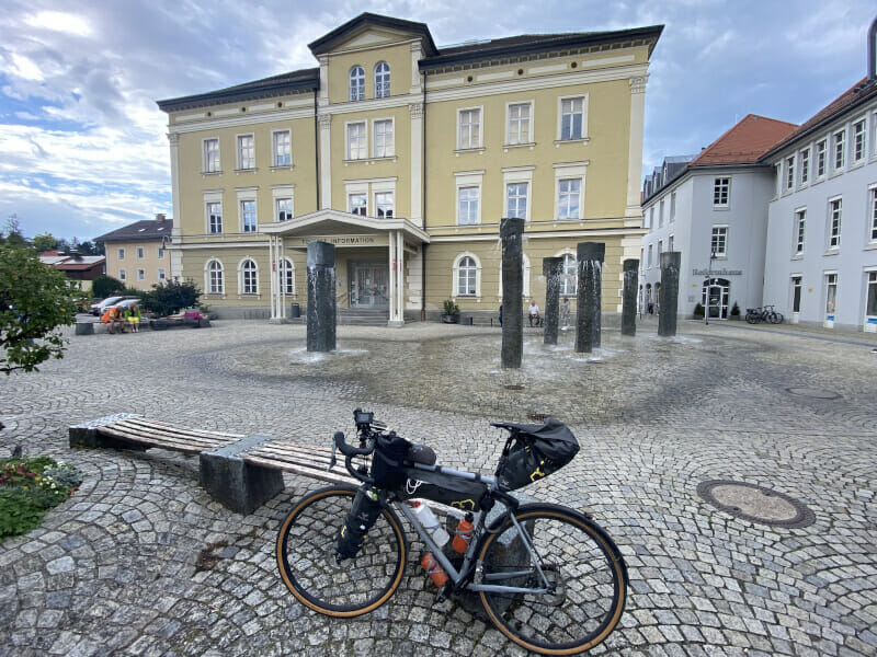 Springbrunnen vor Füssen mit Gravelbike auf dem Rathausplatz - Via Claudia Augusta Radweg