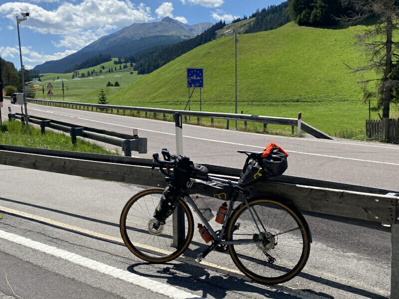 Grenze zwischen Italien (Südtirol) und Österreich kurz vor dem Reschensee.