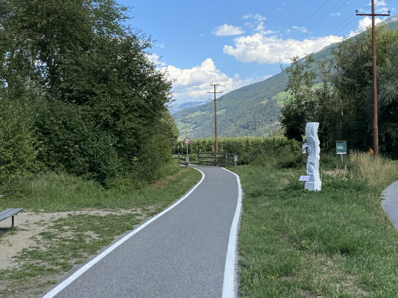 Etschtalradweg hinter Prad am Stilferjoch - mit Kunst am Wegesrand.