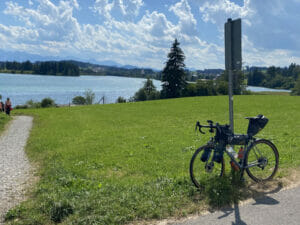 Lechbruck am See mit Gravelbike davor - Via Claudia Augusta Radweg