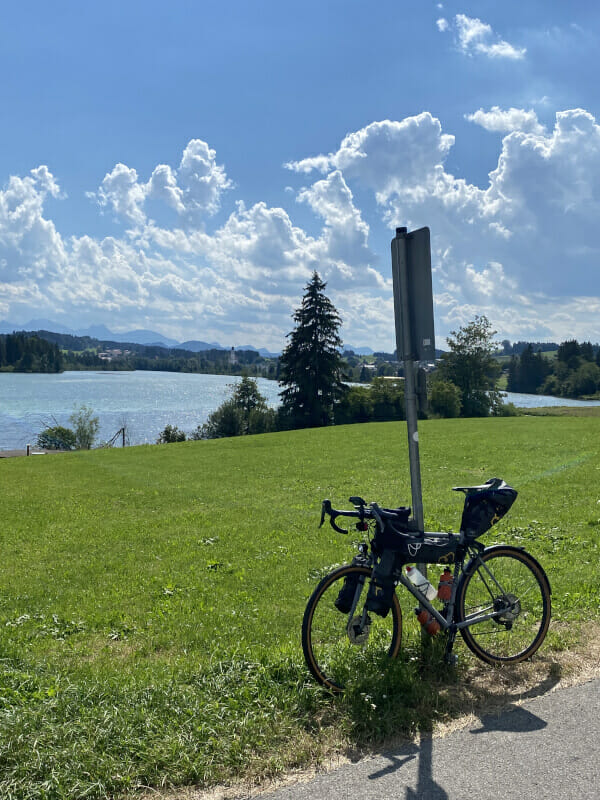 Lechbruck am See von dem Lechstausee Urspring aus gesehen - Via Claudia Augusta Radweg.