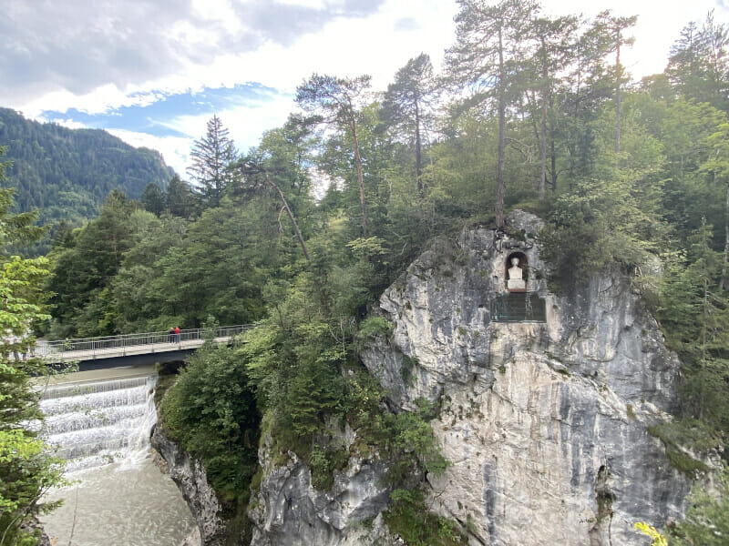 Lechfall hinter Füssen mit Max II. - ehemaliger König von Bayern. Hinter Füssen am Via Claudia Augusta Radweg.