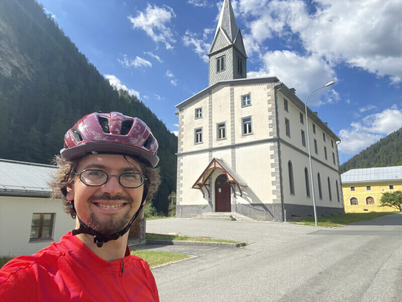Martina (Schweiz) in der Kirche – Inntal-, Etschtal- und Via Claudia Augusta Radweg.