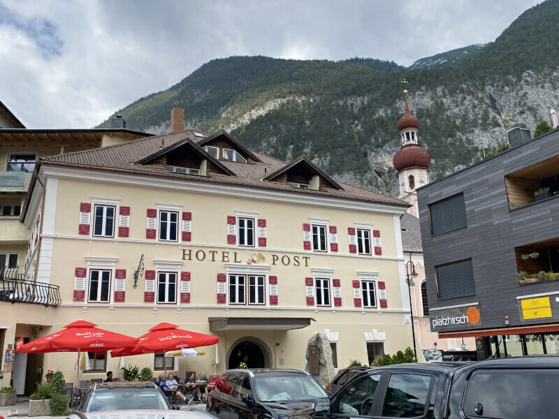 Nassereith – Postplatz am Hotel Post – Via Claudia Augusta Radweg.