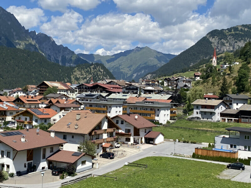 Schöner Blick auf Nauders von oben – Via Claudia Augusta Radweg.