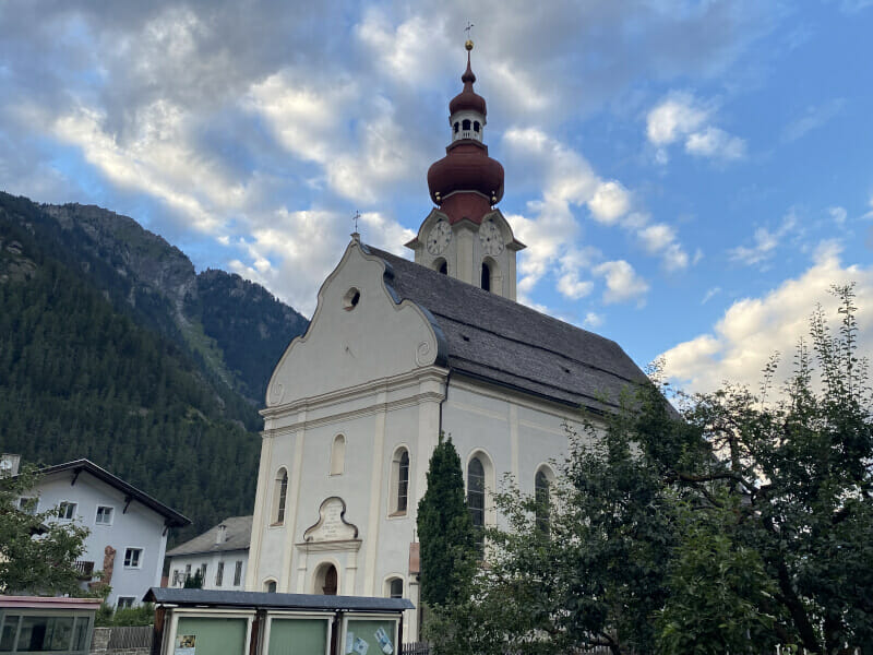 Kirche in Pfunds am Via Claudia Augusta Radweg und Etschtalradweg.