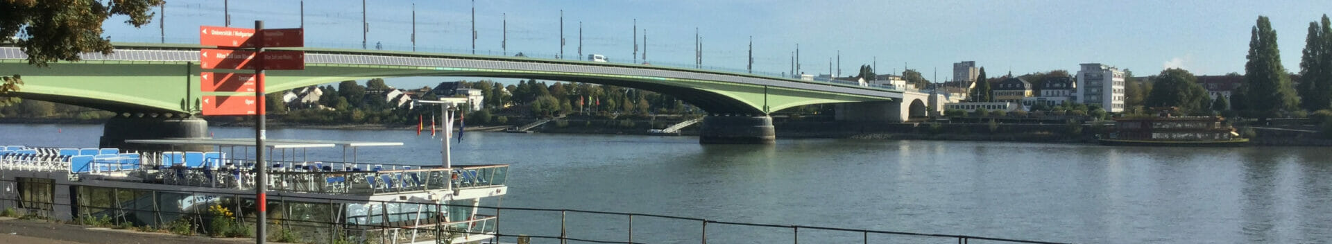 Radweg Deutsche Einheit am Beginn in Bonn am Rhein: Die Kennedybrücke.