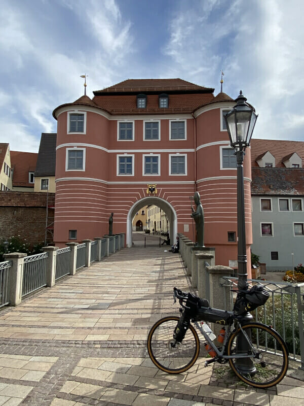 Startpunkt Via Claudia Augusta Radweg am Rieder Tor in Donauwörth. Mit Gravelbike.