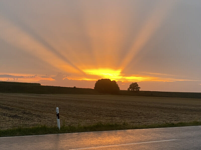 Spektakulärer Sonnenuntergang zwischen Obermeitingen & Hurlach am Via Claudia Augusta Radweg.