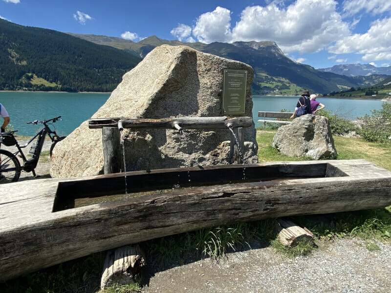 Trinkwasserquelle bei Graun im Vinschgau am Reschensee - Via Claudia Augusta Radweg.
