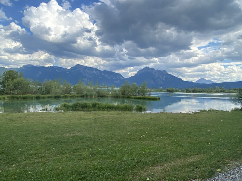 Weiter Ausblick auf den Forggensee mit Himmel - wunderschön am Via Claudia Augusta Radweg.