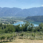 Blick auf den Lago di Levico bei Levico Terme am Via Claudia Augusta Radweg im Valsugana-Tal.