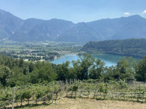 Blick auf den Lago di Levico bei Levico Terme am Via Claudia Augusta Radweg im Valsugana-Tal.