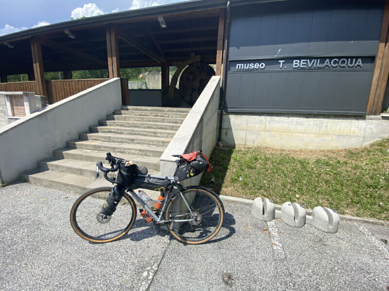 Vor dem Fahrradmuseum in Cesiomaggiore - Via Claudia Augusta Radweg