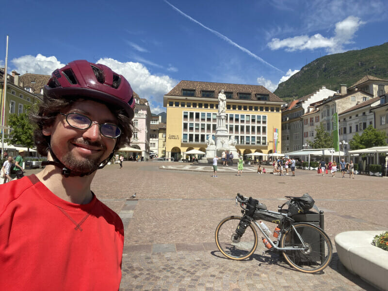 Waltherplatz - großer Platz in Bolzano/Bozen (Südtirol) in Italien am Via Claudia Augusta Radweg bzw. Etschtalradweg.