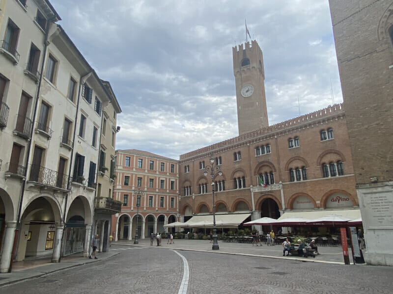 Altstadt in Treviso mit schönen Gebäude - Via Claudia Augusta Radweg