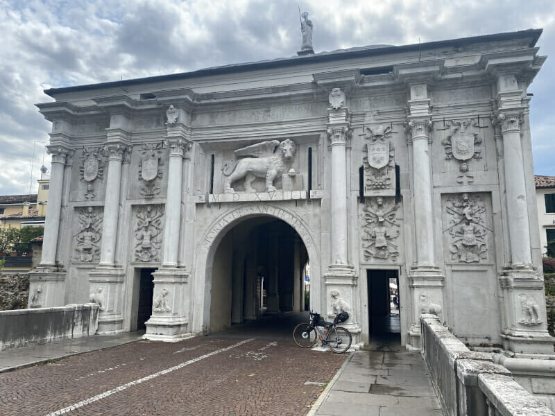 Das antike Tor zu Treviso am Via Claudia Augusta Radweg.