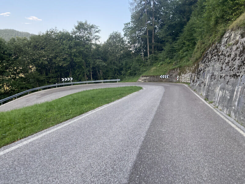 Zwischen Castello Tesino und Lamon, bergabfahrend auf dem Via Claudia Augusta Radweg.
