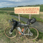Zwischen Quarto d'Altino und Altino steht dieses Via Claudia Augusta Radweg Schild. Mit meinem Gravelbike.