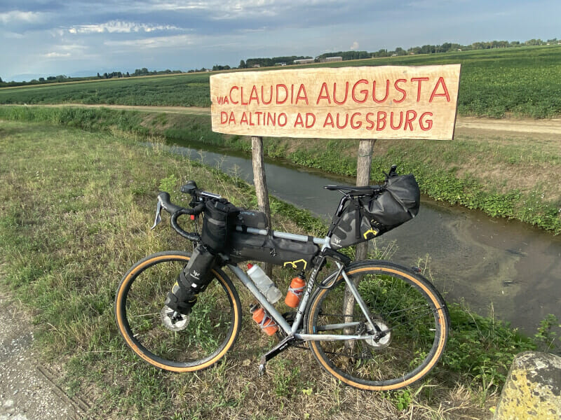 Zwischen Quarto d'Altino und Altino steht dieses Via Claudia Augusta Radweg Schild. Mit meinem Gravelbike.