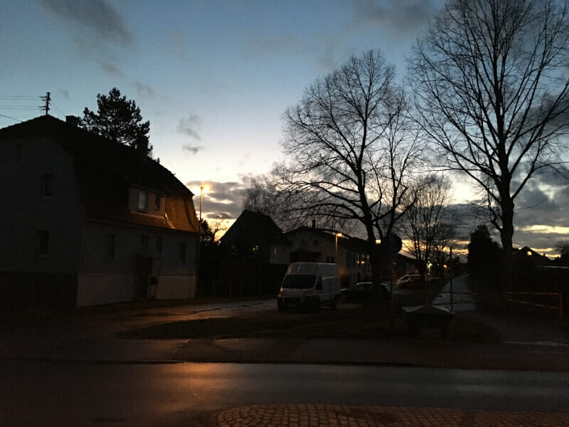 Straßdorf im Dunkeln am Schwäbischen Alb Radweg.